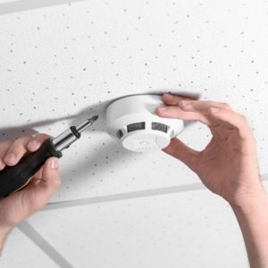 installing smoke alarm